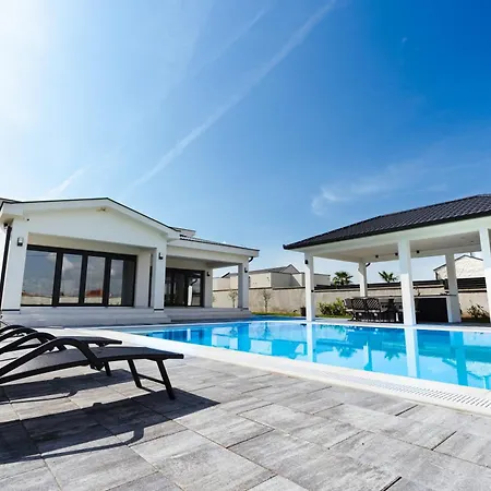 Villa Mirage