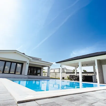 Villa Mirage